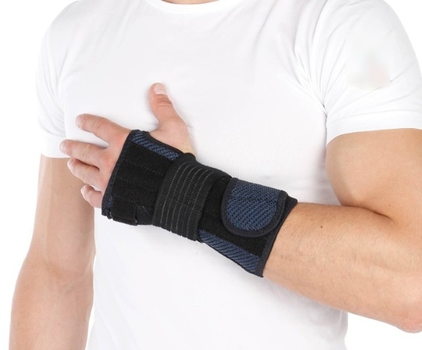Udlage na ručni zglob nakon uklanjanja gips styloid prijeloma, ligamenata zaštite. Cijene, recenzije