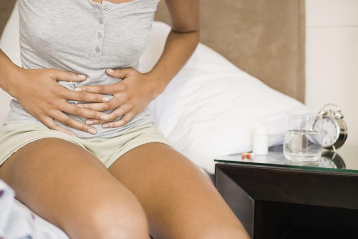 Delay in menstruation, negative test, pulls lower abdomen