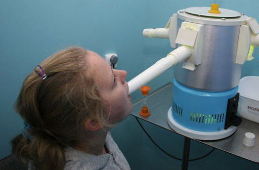 Cómo tratar la garganta de un niño de 2 años con y sin temperatura