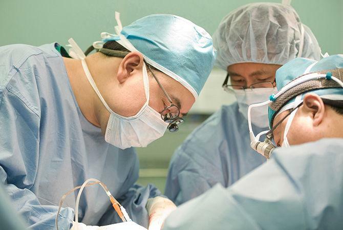 Tratamiento de la epicondilitis de la articulación del codo por medios quirúrgicos