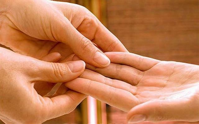 Os massagistas aconselham a massagem a cada dia as mãos