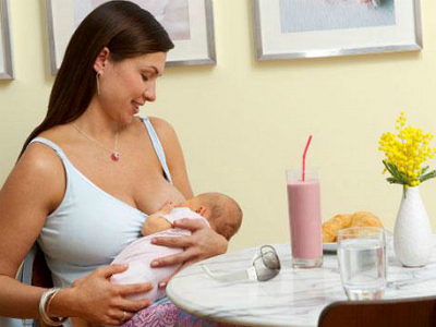 Anne sütü ile sarı renkli bebeğin çok ince dışkıları