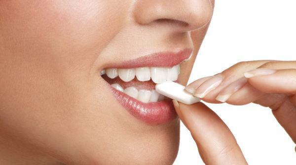 Årsagen til udseendet af rød lav i mundhulen kan være tyggegummi