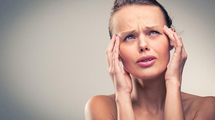 Lékař stanoví povahu migrény - pravdivé nebo krční