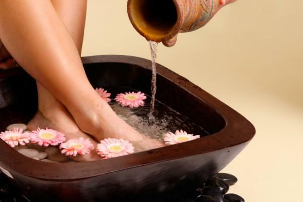 Baths with vinegar will help to defeat the fungus