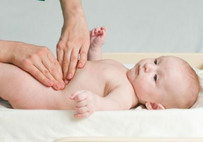 Comment aider un nouveau-né avec des coliques: que donner au bébé?