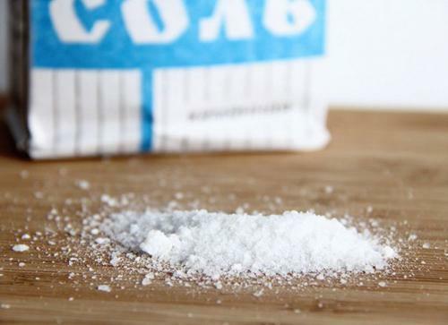 Compresele de sare ajută la deschiderea capului de fierbere