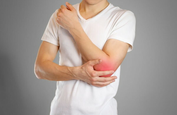 Il gomito fa male all'articolazione durante lo sforzo. Cause, trattamento