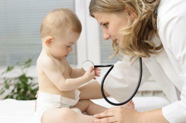 Das Kind sollte von einem Arzt untersucht werden
