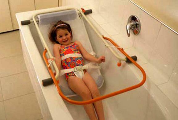 Zetel( hangmat) voor het baden van een kind met hersenverlamming