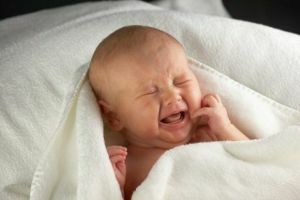 kūdikis verkia