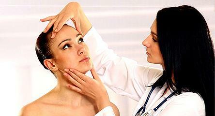 De dermatoloog schrijft tests voor om acne en de oorzaak ervan te genezen