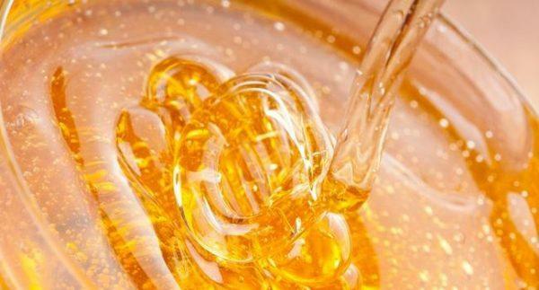 Přírodní med má výrazný protizánětlivý účinek, vyživuje a zjemňuje pokožku