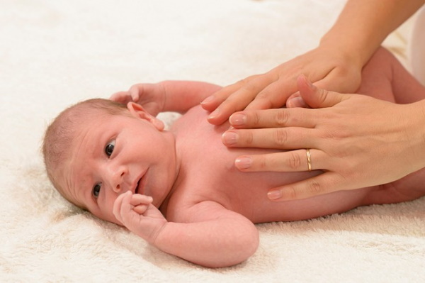 Bouillonnant dans le ventre d'un nouveau-né et pleurant. Ce qu'il faut faire