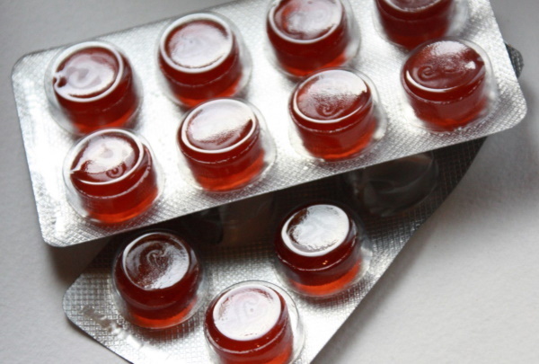 Rjave tablete za raztapljanje grla