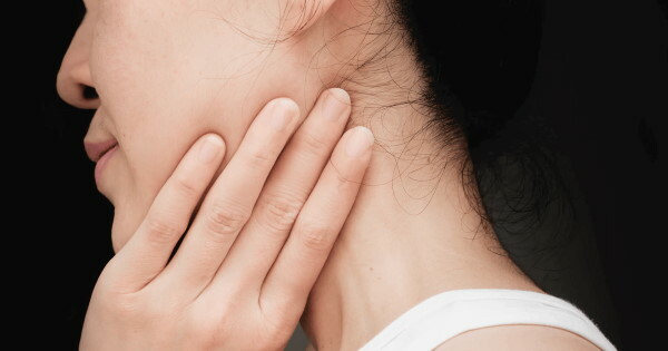 Klump under øreflippen på nakken. Hvad skal man gøre