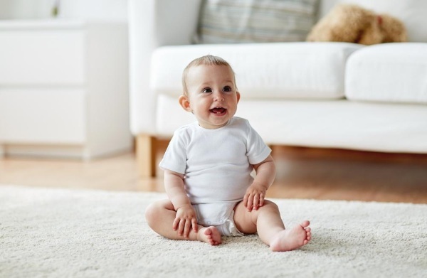 The child does not sit on its own at 6-7-8-9-10 months. What to do