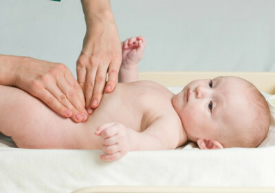 Den nyfødte mave har en smerte( babe, baby): Hvad skal man gøre, hvordan man hjælper?