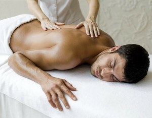 Massage du dos avec une hernie de la colonne vertébrale - aide complète ou ajout facile?