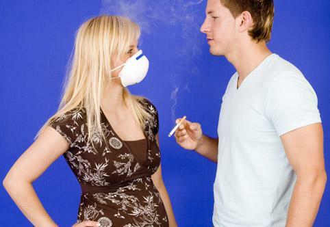 Pericoli del fumo passivo per una donna incinta