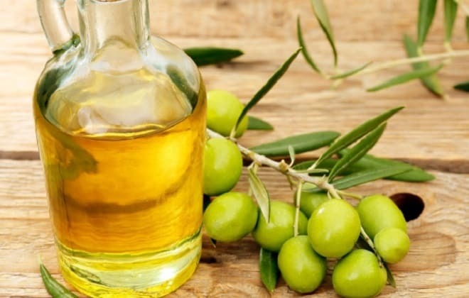 L'olio d'oliva in una brocca
