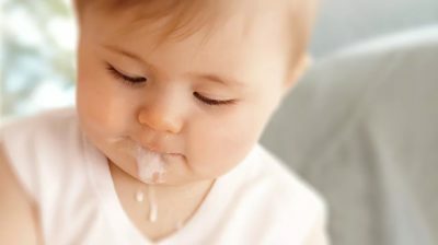 Dr. Komarovsky sobre la regurgitación frecuente en bebés después de la lactancia