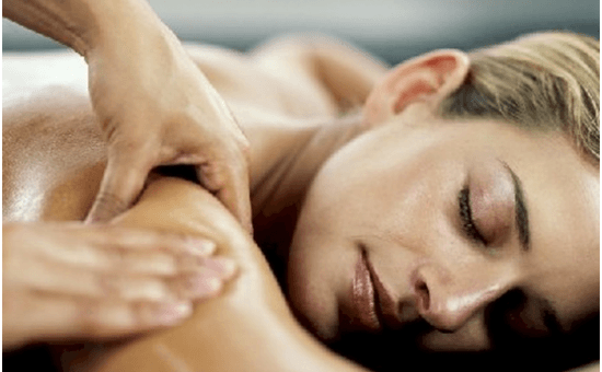 Il massaggio alla spalla accelererà il recupero