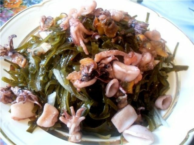 Salad with sea kale with shrimps and mussels