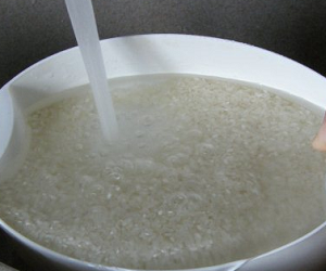 versare il riso con acqua