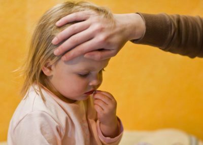 Nevolnost u dítěte s zvracením a bez: důvodů pro to, co dělat?