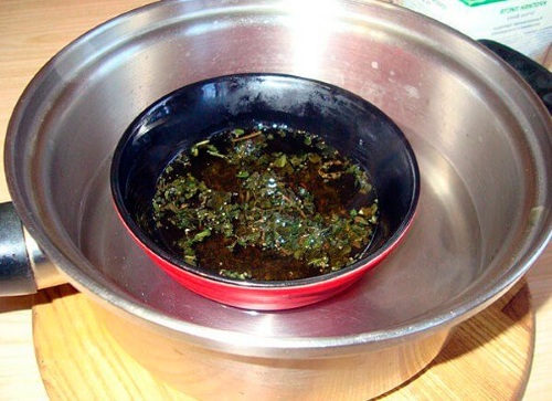 Chamomile broth inside. Benefit for women with gastritis, cystitis, colds, allergies, pregnant women