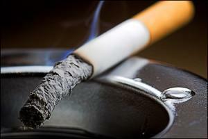 Abuso di nicotina, a causa della quale i legamenti perdono elasticità e diventano fragili