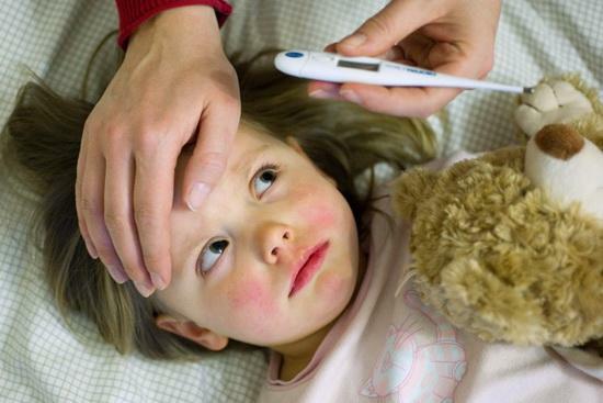 În timpul unei perioade de exacerbare a artritei, copilul are febră