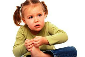 bir kızın ayağının oligoartritisi