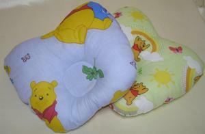 variedade de travesseiros para bebês